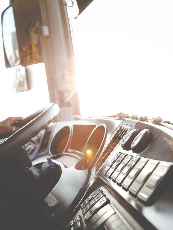 Logistik in Österreich - LKW Fahrer navigiert seinen LKW an einem sonnigen Tag